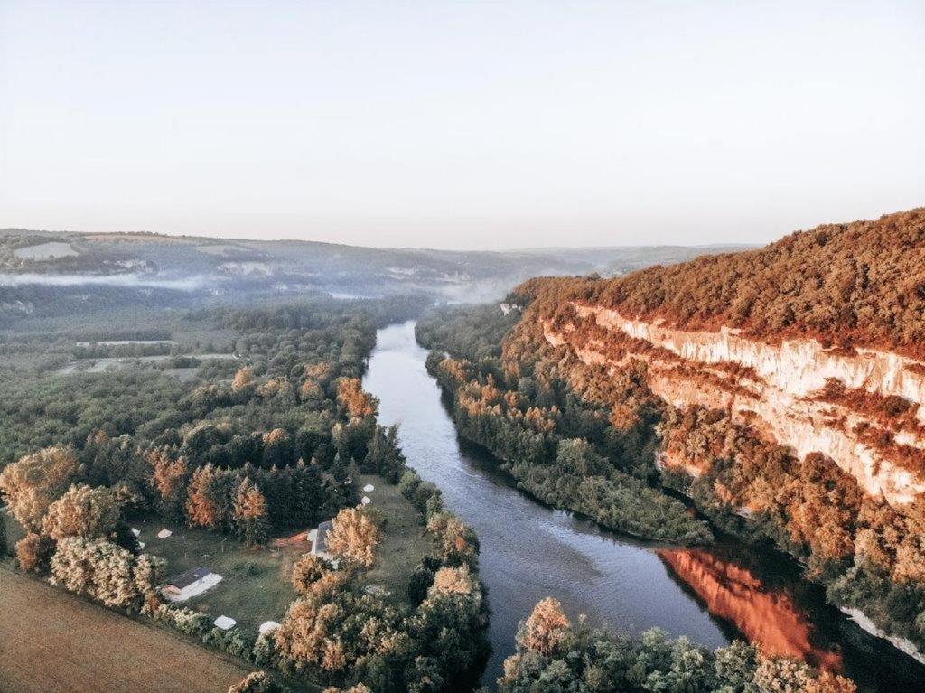 拉卡沃Lodg'ing Nature Camp Dordogne的峡谷中河流的空中景观