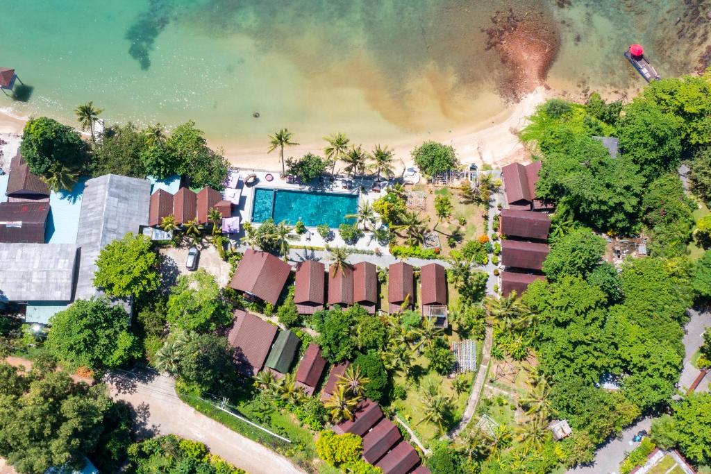 富国Mai Phuong Resort Phu Quoc的海滩上的度假村的空中景观