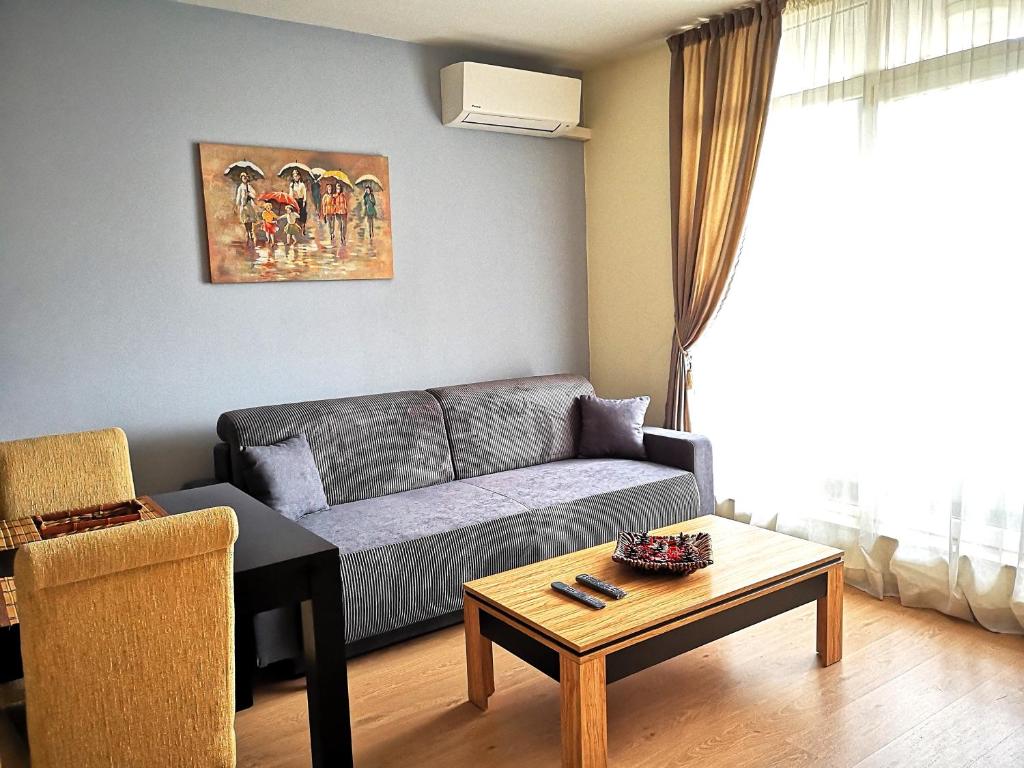 索非亚Mladost Apartments Sofia的客厅配有沙发和桌子