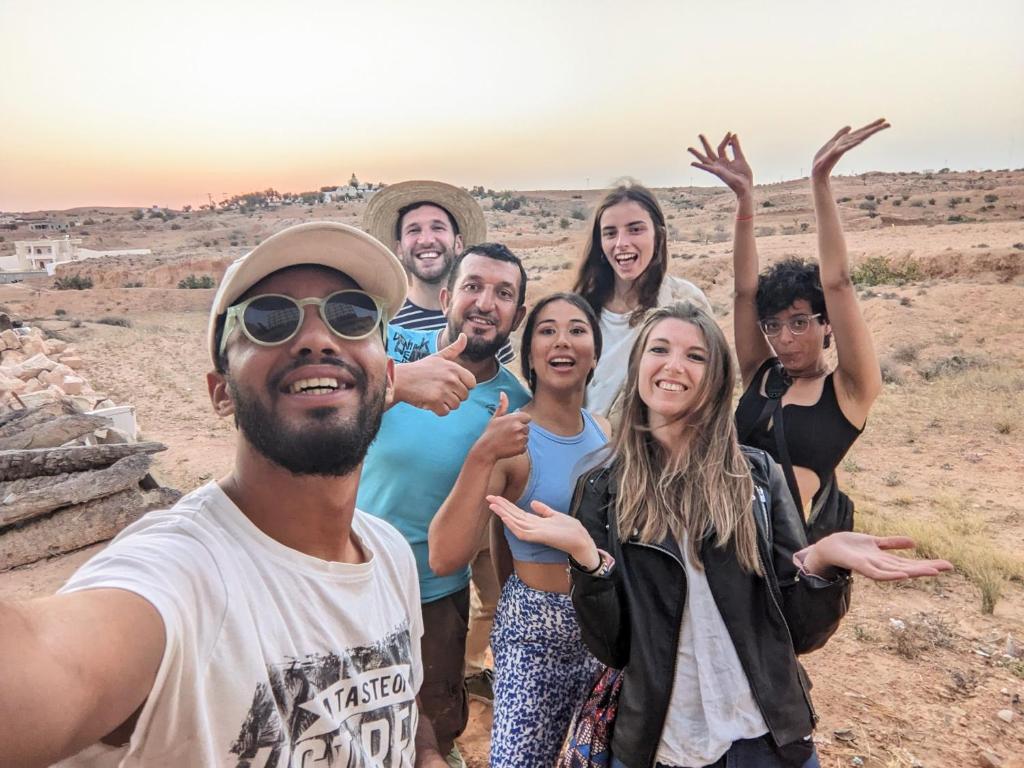 伊里德Wostel Djerba的一群人在沙漠中摆出一张照片