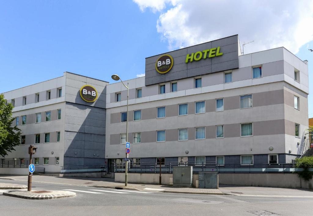兰斯B&B HOTEL Reims Centre Gare的上面标有酒店标志的酒店大楼