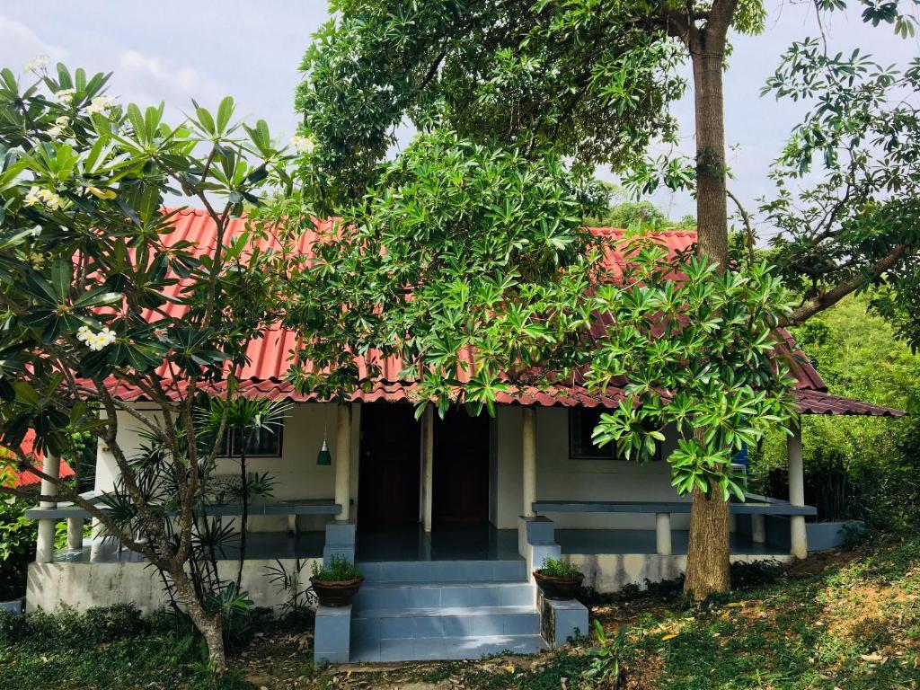 Ban Tha Ling LomLungYod guesthouse的一间红色屋顶的小房子