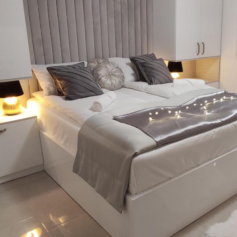 萨拉热窝Vila Džan的客房内的一张白色床和灯