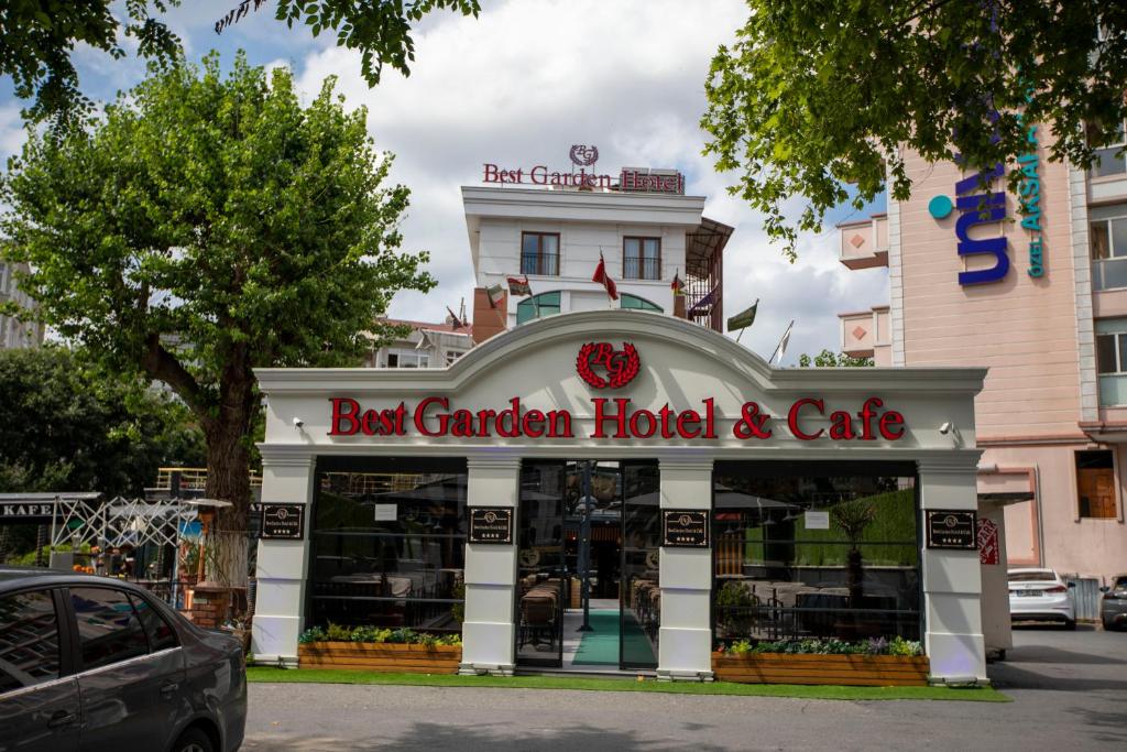 伊斯坦布尔BEST GARDEN HOTEL的城市街道上最好的花园酒店和咖啡馆