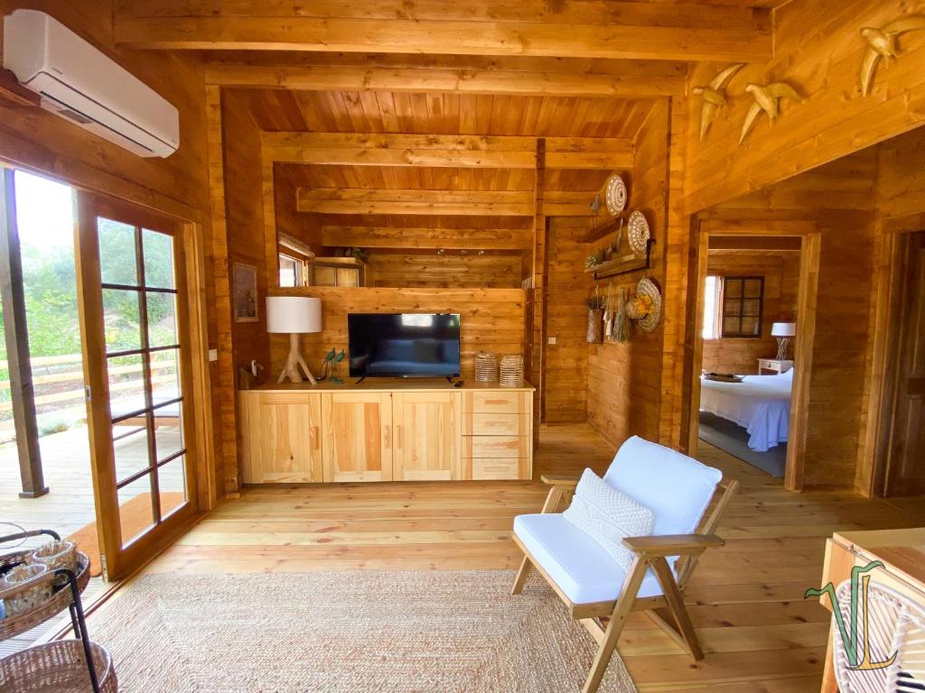 塞图巴尔Vale do Laranjal的小木屋的客厅配有电视