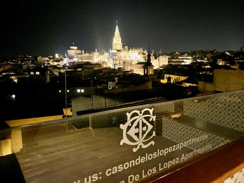 托莱多Casón De Los López Apartments的城市的夜间景观,包括