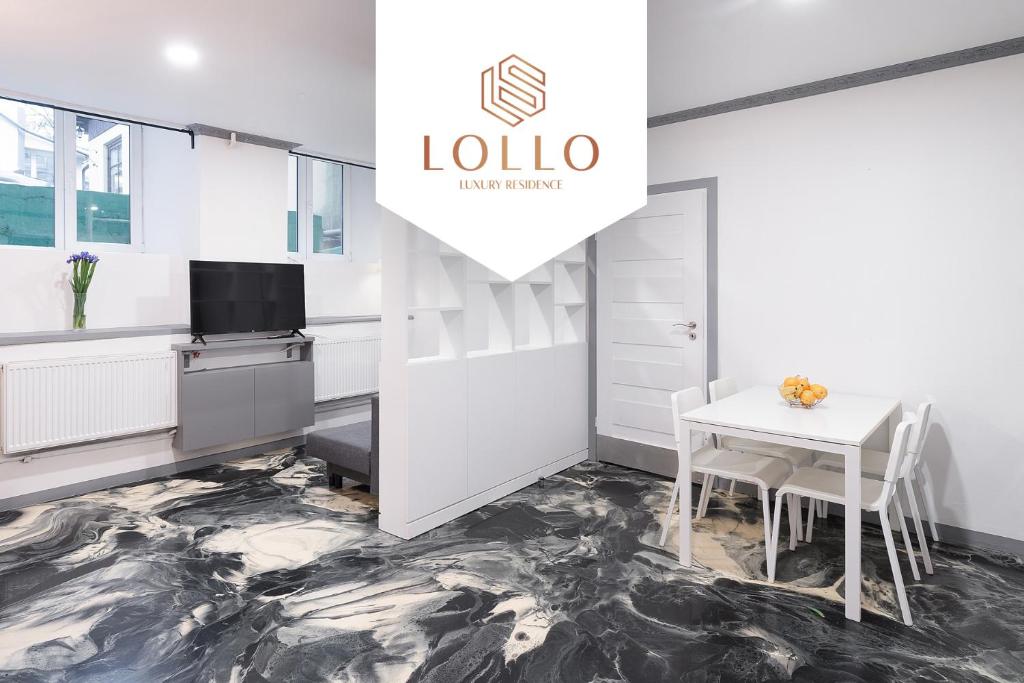 维尔纽斯Klaipedos Apartment - Lollo Luxury的白色的客房设有桌子和厨房