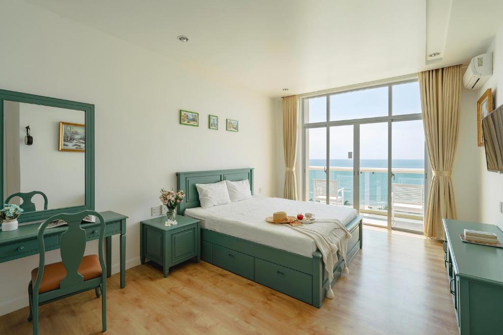潘切Casa Home - Ocean Melody - Beach Front 3br Apartment的一间卧室配有一张床、一张书桌和一个窗户。