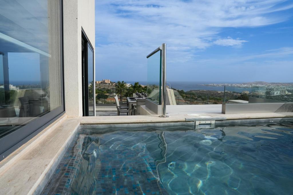 梅利哈Lux Sea&Country Views with Pool的一座享有城市美景的别墅内的游泳池