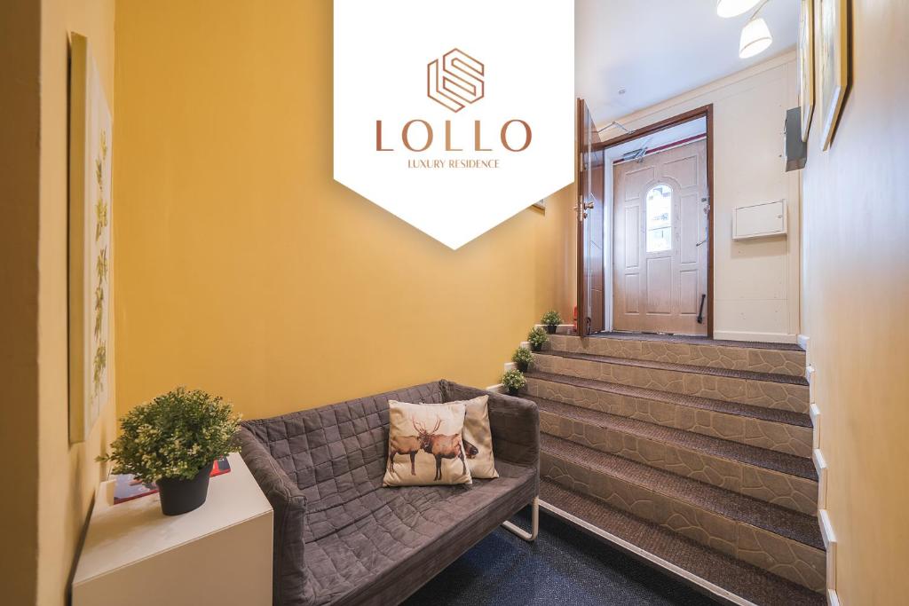 维尔纽斯Station Apartments - Lollo Luxury的门前配有沙发的等候室