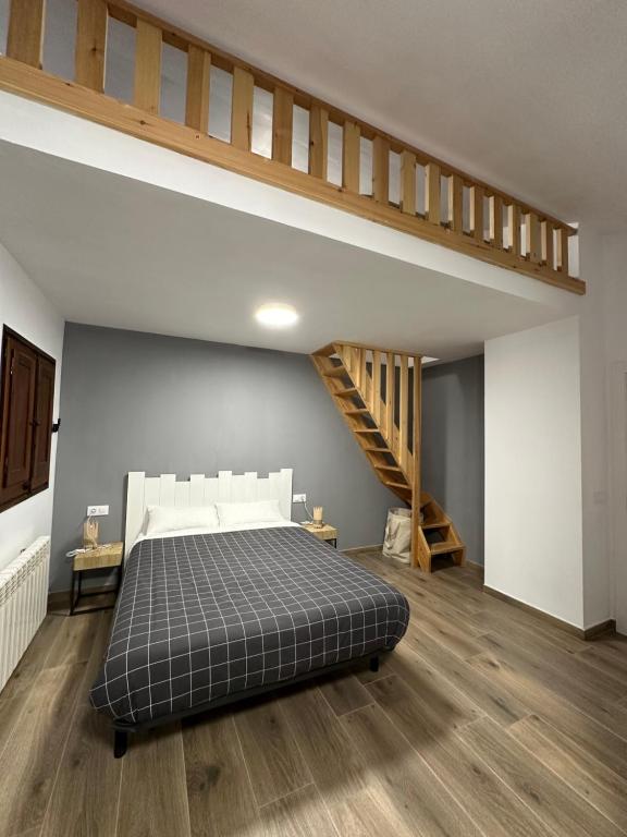 TuixenColl de Port的一间卧室设有一张床和一个楼梯