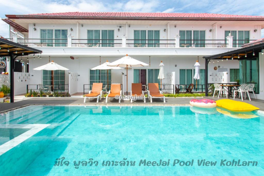 格兰岛มีใจ พูลวิว เกาะล้าน MeeJai Pool View Kohlarn的酒店前的游泳池