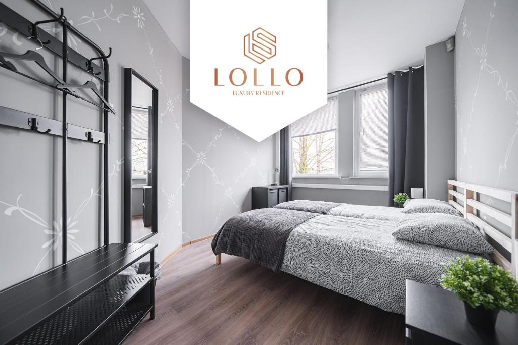 维尔纽斯Lollo Motel Graičiūno - Lollo Luxury的一间卧室配有一张大床和镜子