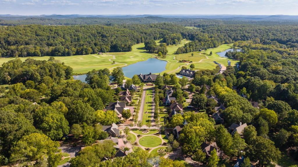 AdairsvilleBarnsley Resort的享有高尔夫球场和湖泊的空中景致