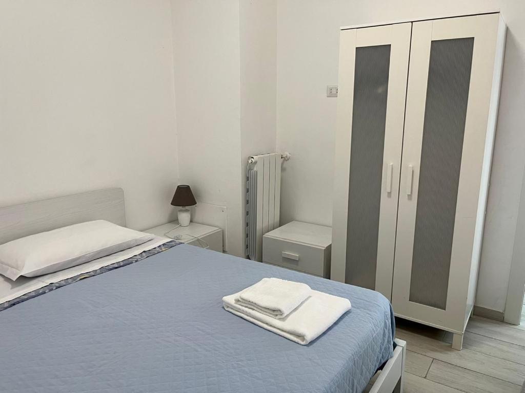 奥里奥阿塞里奥Apartment Orio Volta的一间卧室配有一张床,上面有两条毛巾