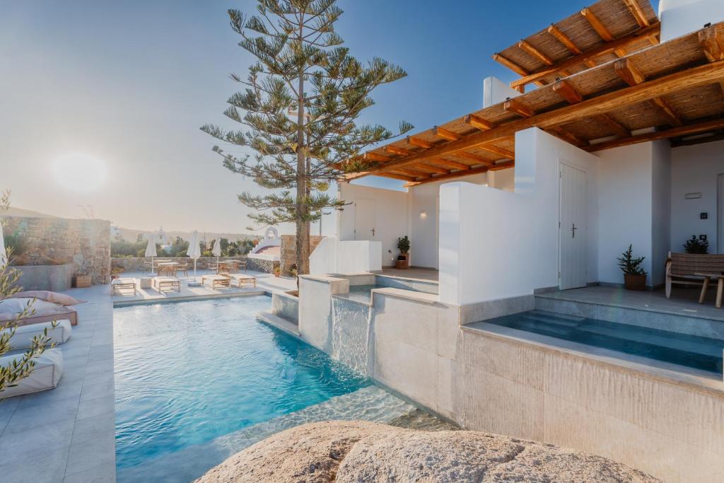 克洛瓦斯Oliving Mykonos Luxury Suites的房屋内的游泳池