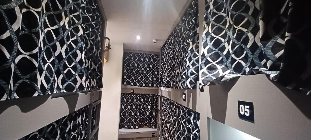 孟买New Passenger Dormitory的墙上有黑白瓷砖的房间