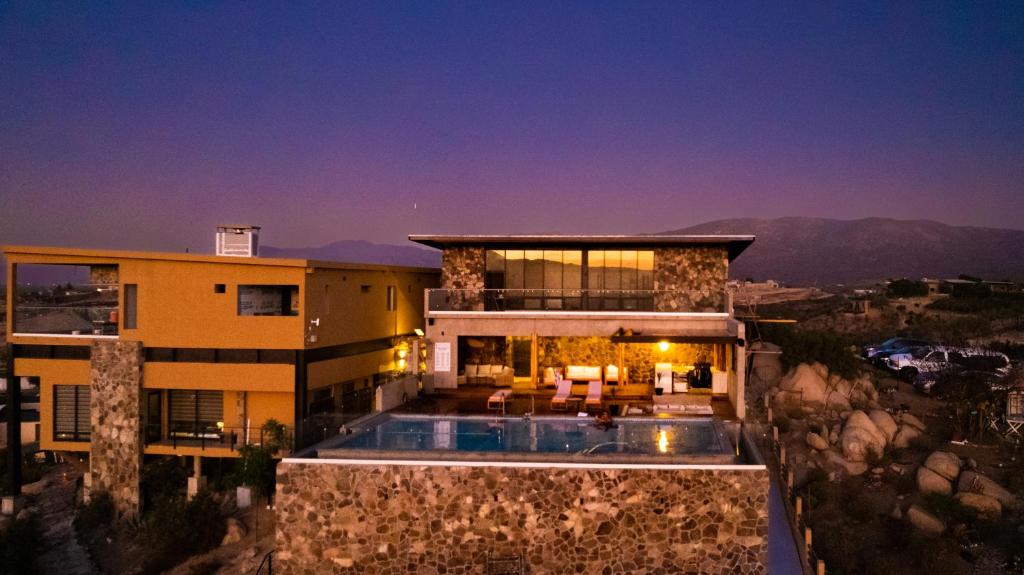 瓜达鲁佩镇Contemplacion Resort & Spa的一座房子前面设有游泳池