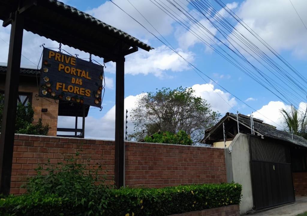 格拉瓦塔Casa 04 do Condomínio Privê Portal das Flores的砖墙前的酒吧标志