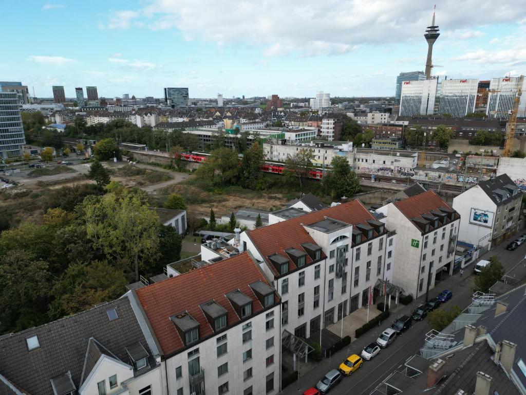 杜塞尔多夫4* Boutique Zimmer am Düsseldorf Hafen + ÖPNV & TG的城市的空中景观,包括建筑和火车