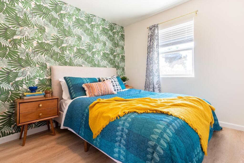 圣地亚哥Casita Amarilla, Tiny House的一间卧室配有一张蓝色和黄色毯子的床