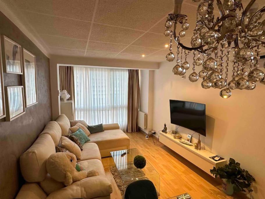 雷乌斯Premium Aparthotel-PortAventura, FerrariLand,tren的带沙发和电视的客厅