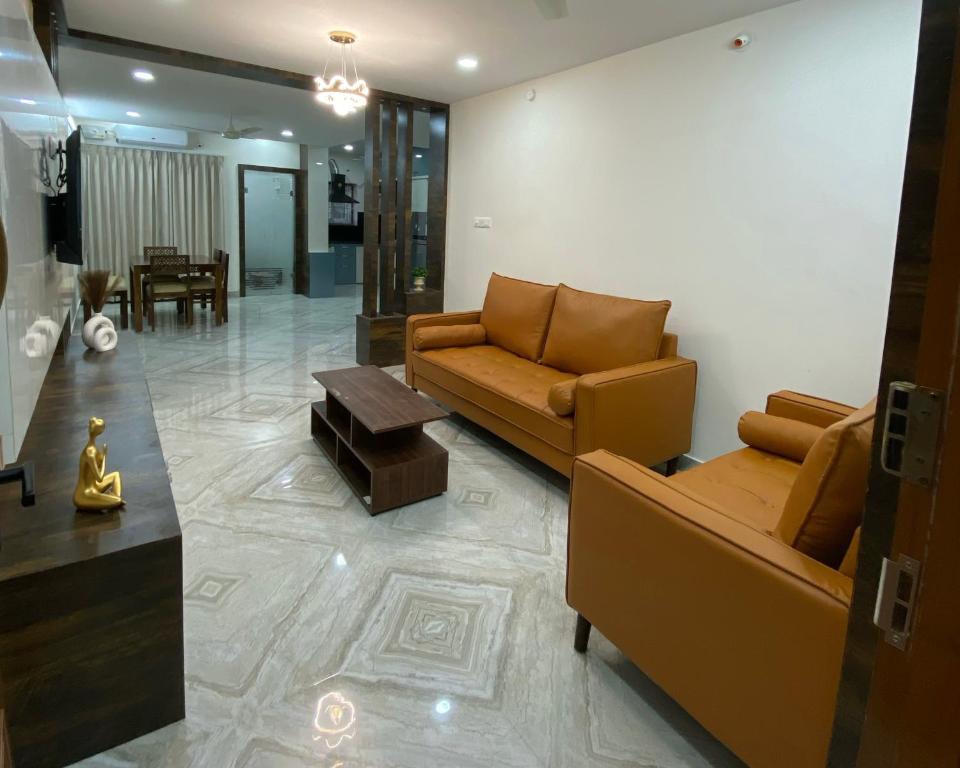 海得拉巴Ahasa Bacardi的客厅配有两张沙发和一张桌子