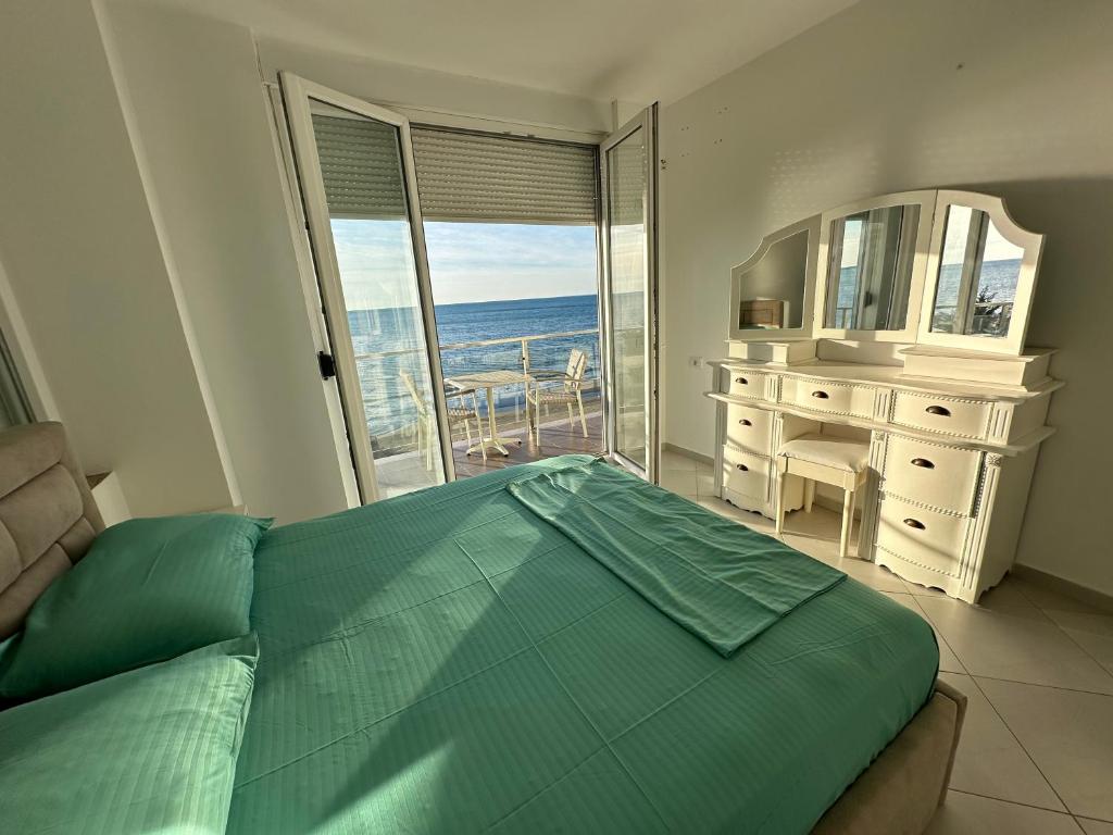 圣金Summer Holiday的一间卧室配有一张床,享有海景