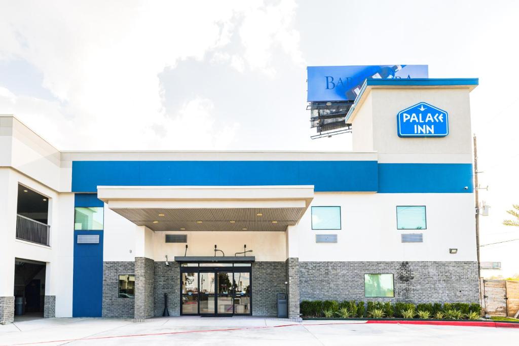 亨博尔Palace Inn Blue-IAH East的建筑上标有pajax旅馆标志