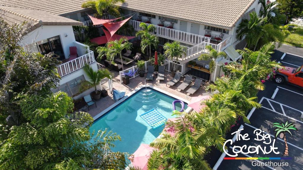 劳德代尔堡大椰子旅馆 - 男同性恋度假酒店的享有酒店空中美景,设有游泳池