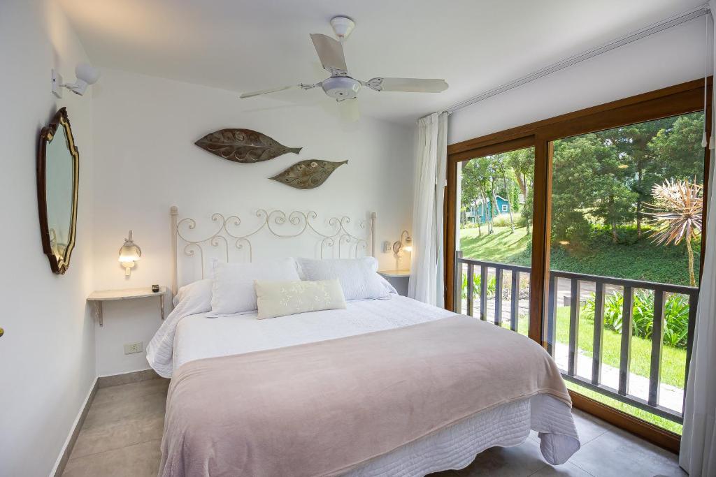 卡里罗Punta Cerezo的一间卧室设有一张床和一个大窗户