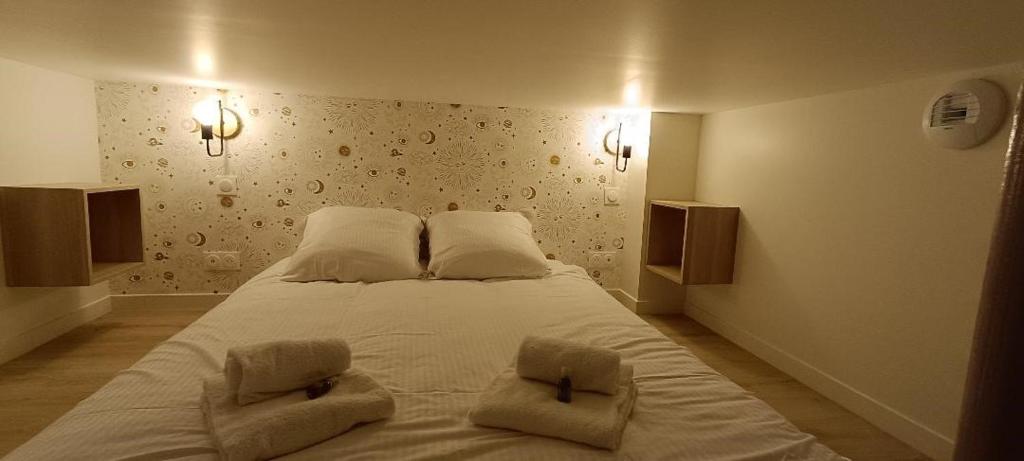 凯恩Antares - SILS --- 2 chambres séparées en mezzanine的卧室配有一张带两个枕头的大白色床