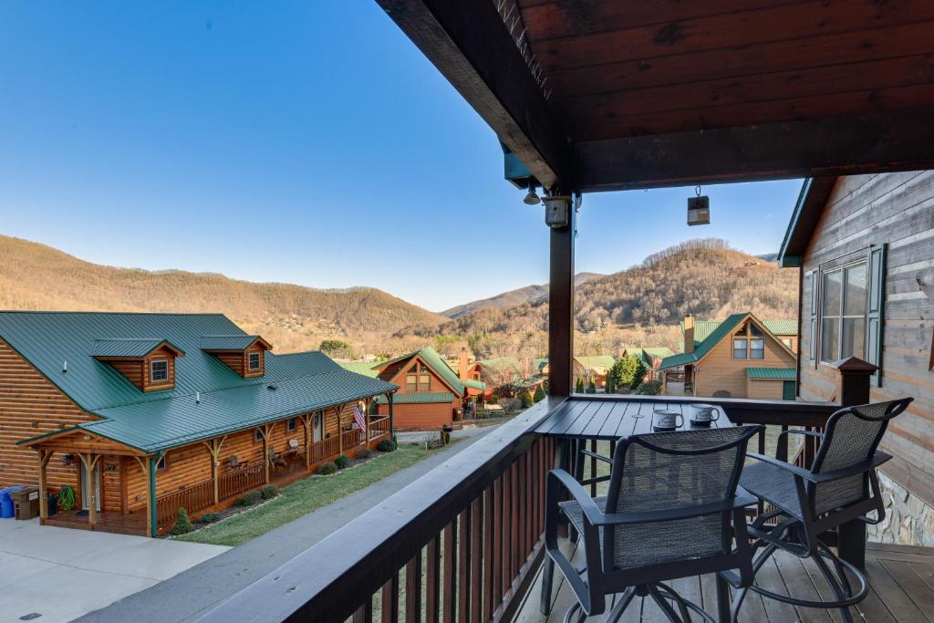 马吉谷Mountain-View Cabin in Maggie Valley with Foosball!的从小木屋的阳台上可欣赏到风景。