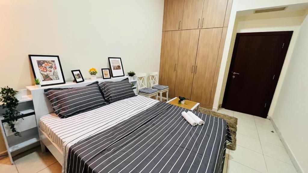 迪拜Beautiful Bedroom in Al Barsha Near Mashreq Metro的卧室配有蓝色和白色的大床