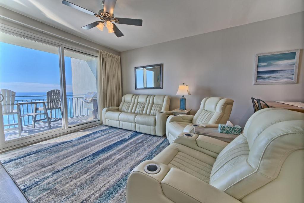 巴拿马城海滩OCEAN FRONT CONDO w INCREDIBLE VIEWS的带沙发和椅子的客厅以及阳台。