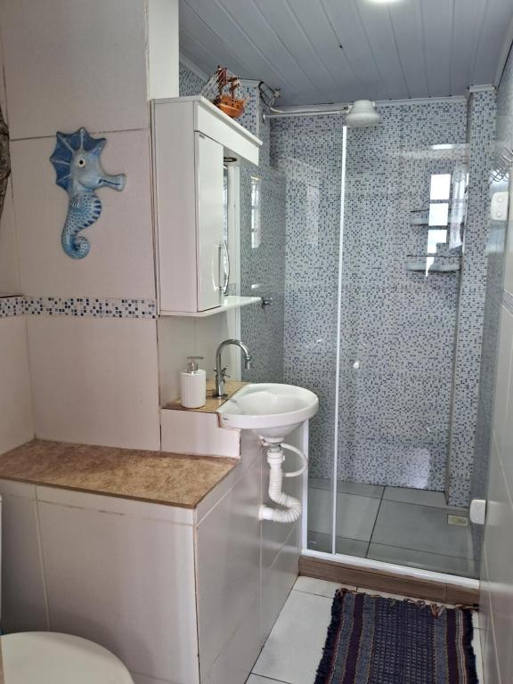 安格拉杜斯雷斯Casa Martureza的一间带水槽和淋浴的浴室