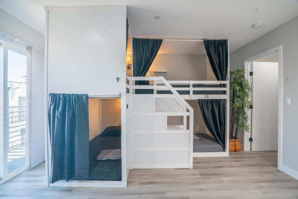 洛杉矶Normandie Hostel的一间卧室配有双层床