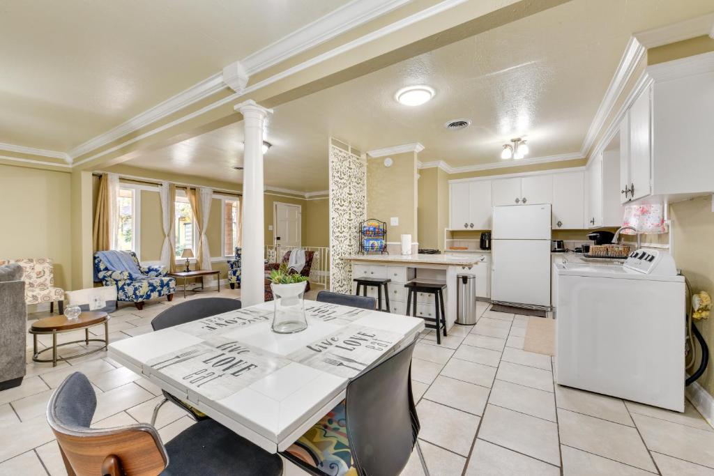 巴吞鲁日Baton Rouge Vacation Rental with Yard 10 Mi to LSU!的厨房以及带桌椅的起居室。