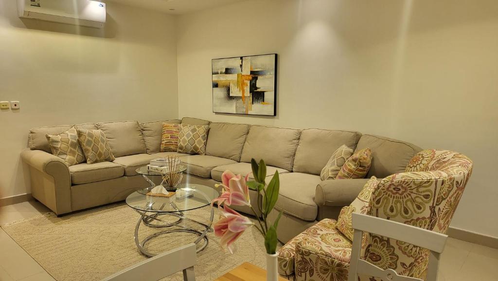 利雅德شقة فاخرة VIP حي الوادي的客厅配有沙发和桌子