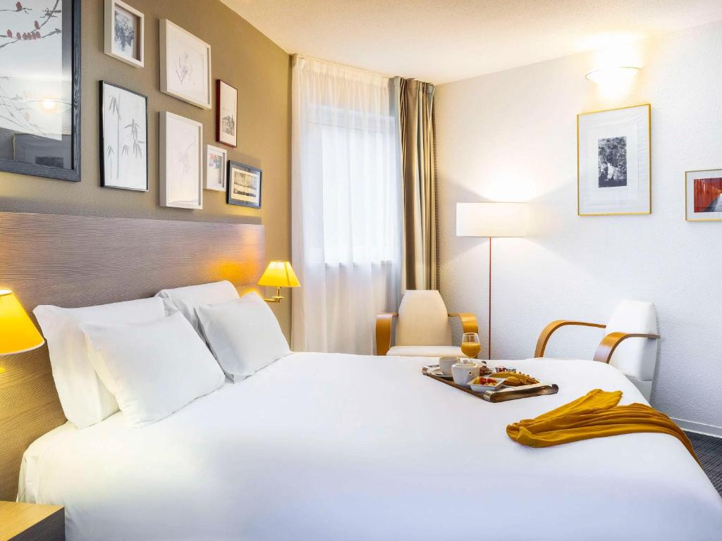 福尔巴克水星佛巴驰中央酒店的酒店客房设有两张床和一盘食物