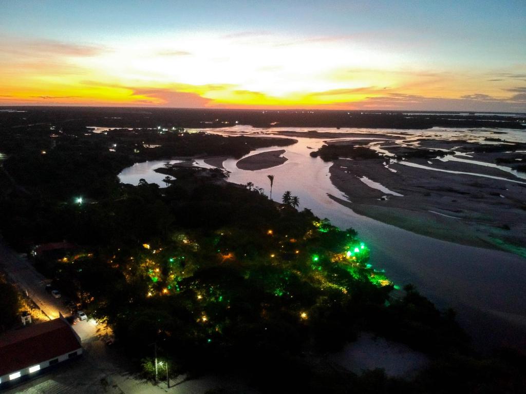 圣阿马鲁Ciamat Camp的夜晚的空中河景