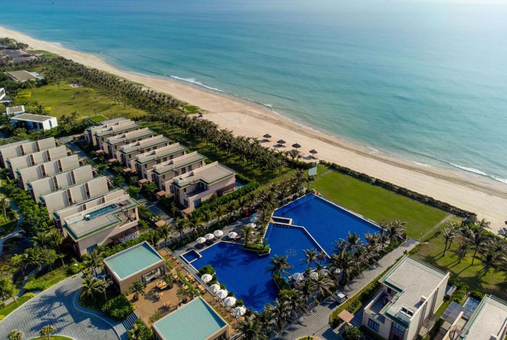 金兰Wyndham Garden Cam Ranh Resort的享有度假胜地和海滩的空中景致