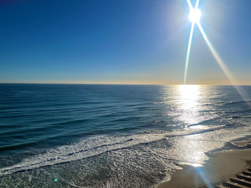 阿勒纳勒斯德尔索尔Arenales del sol, primera linea de playa的海滩上阳光灿烂的海洋