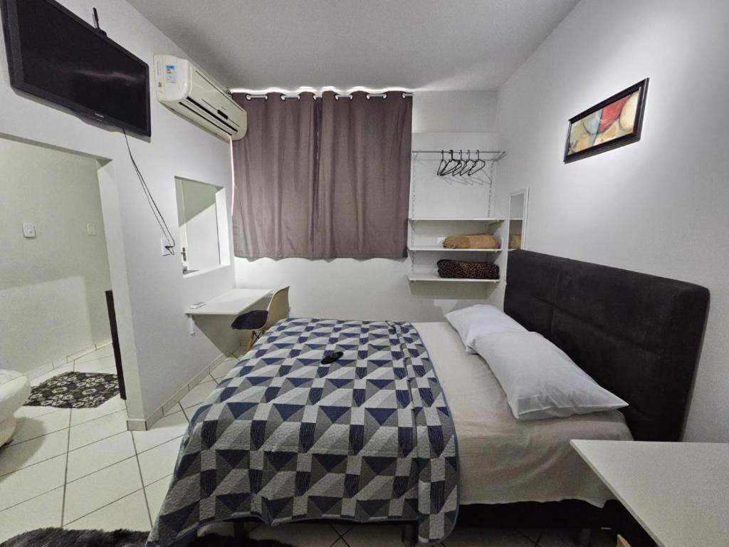 博阿维斯塔Loft lindo, acochegante e reservado的一间卧室配有床和水槽