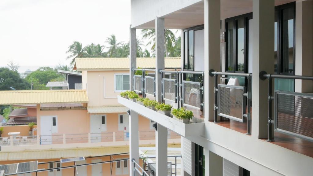 涛岛好梦酒店（坤英楼）的阳台,带窗户和植物的建筑