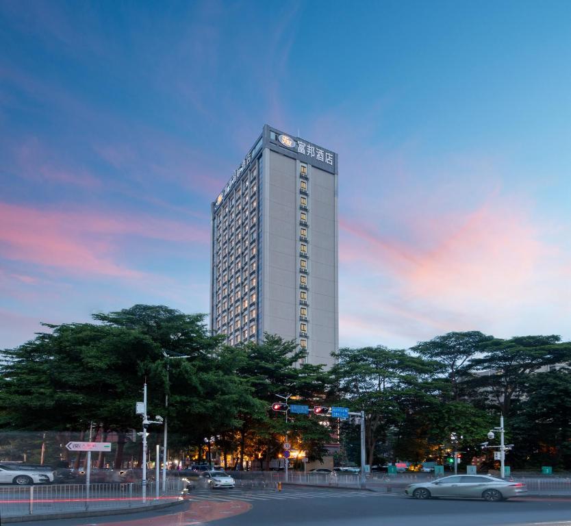 深圳深圳富邦国际酒店(南山科技园店)的前面有汽车的高楼
