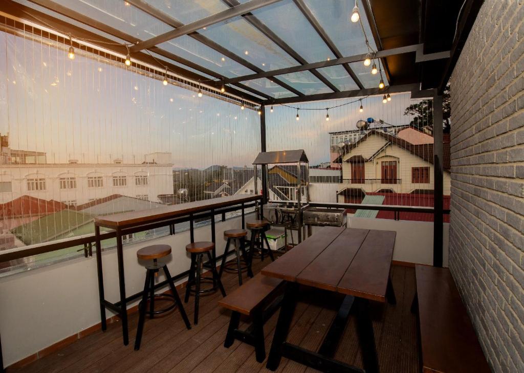 Suri Homestay的阳台或露台