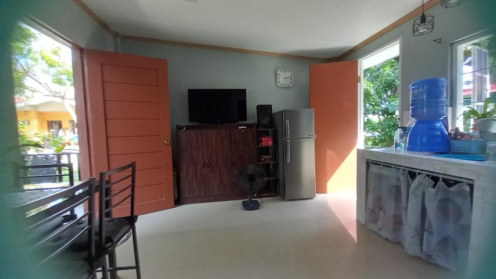 塔比拉兰BOHOL Simple and Elegant Furnished Studio的一间带红色门和电视的厨房