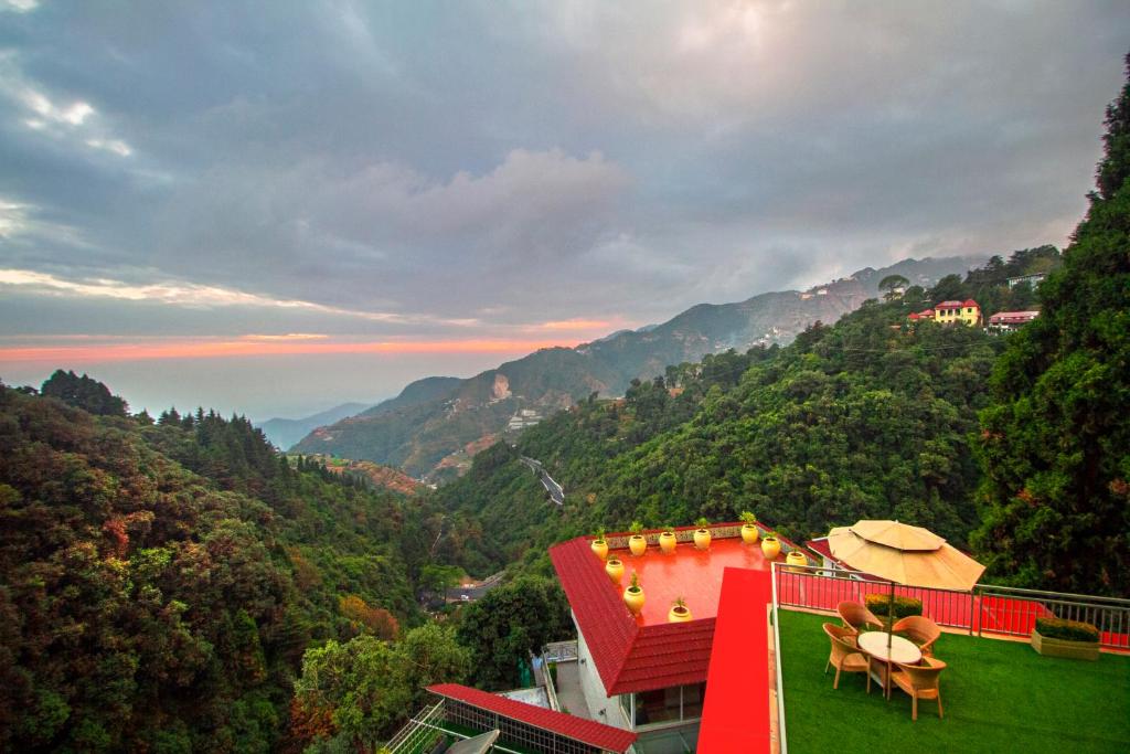 穆索里Yog Wellness Resort & Spa By Amritara的山景房屋 - 带红色屋顶
