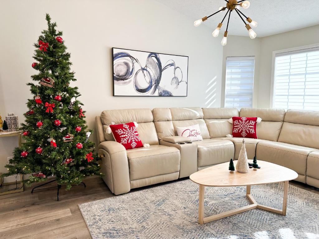 林垦Modern and Spacious Home near downtown and UNL的客厅配有圣诞树和沙发